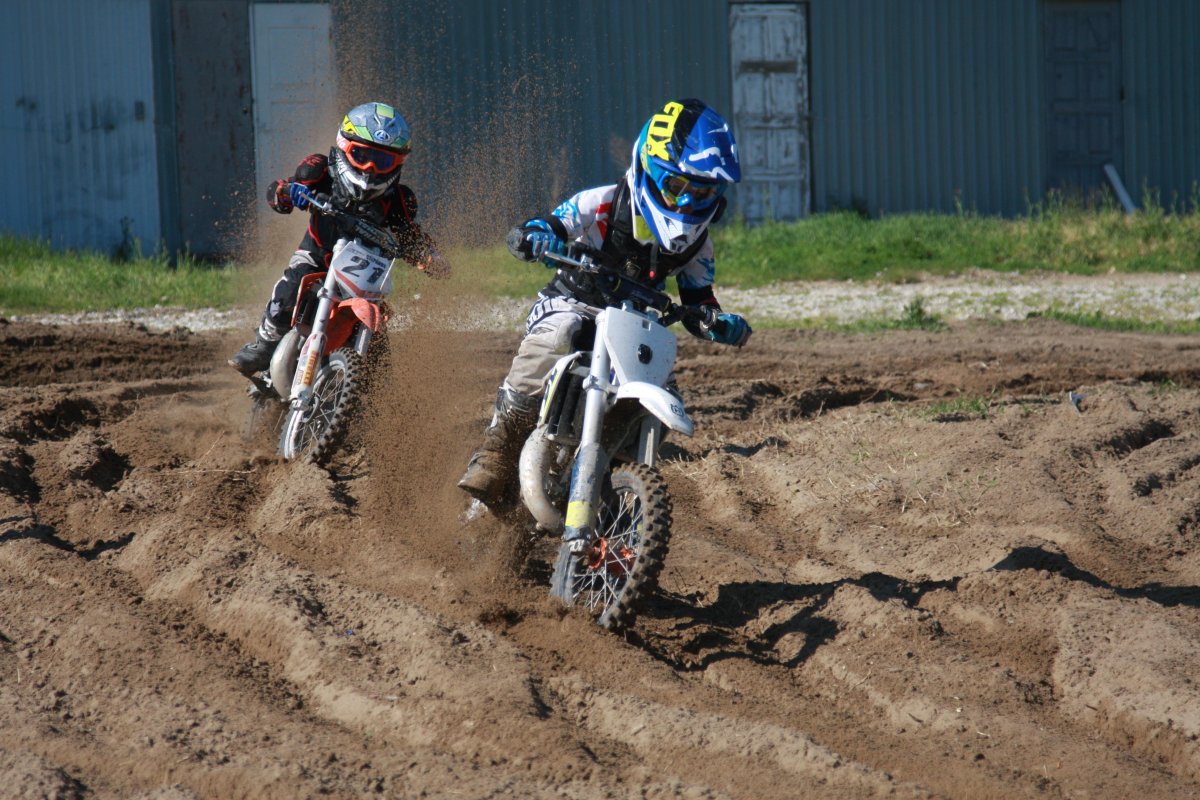 Дети в мотокроссе
