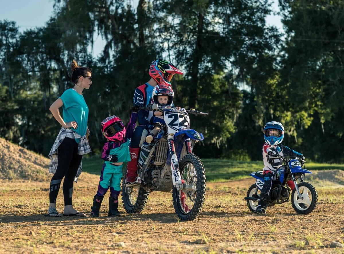 Семья на мотоцикле