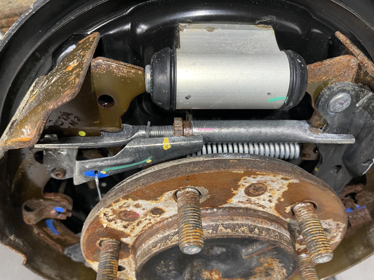 Хайлюкс задние колодки