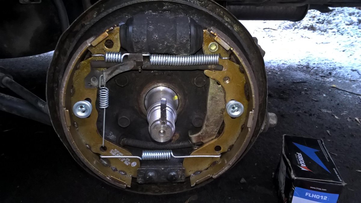 Задние тормозные колодки на Хендай акцент ТАГАЗ