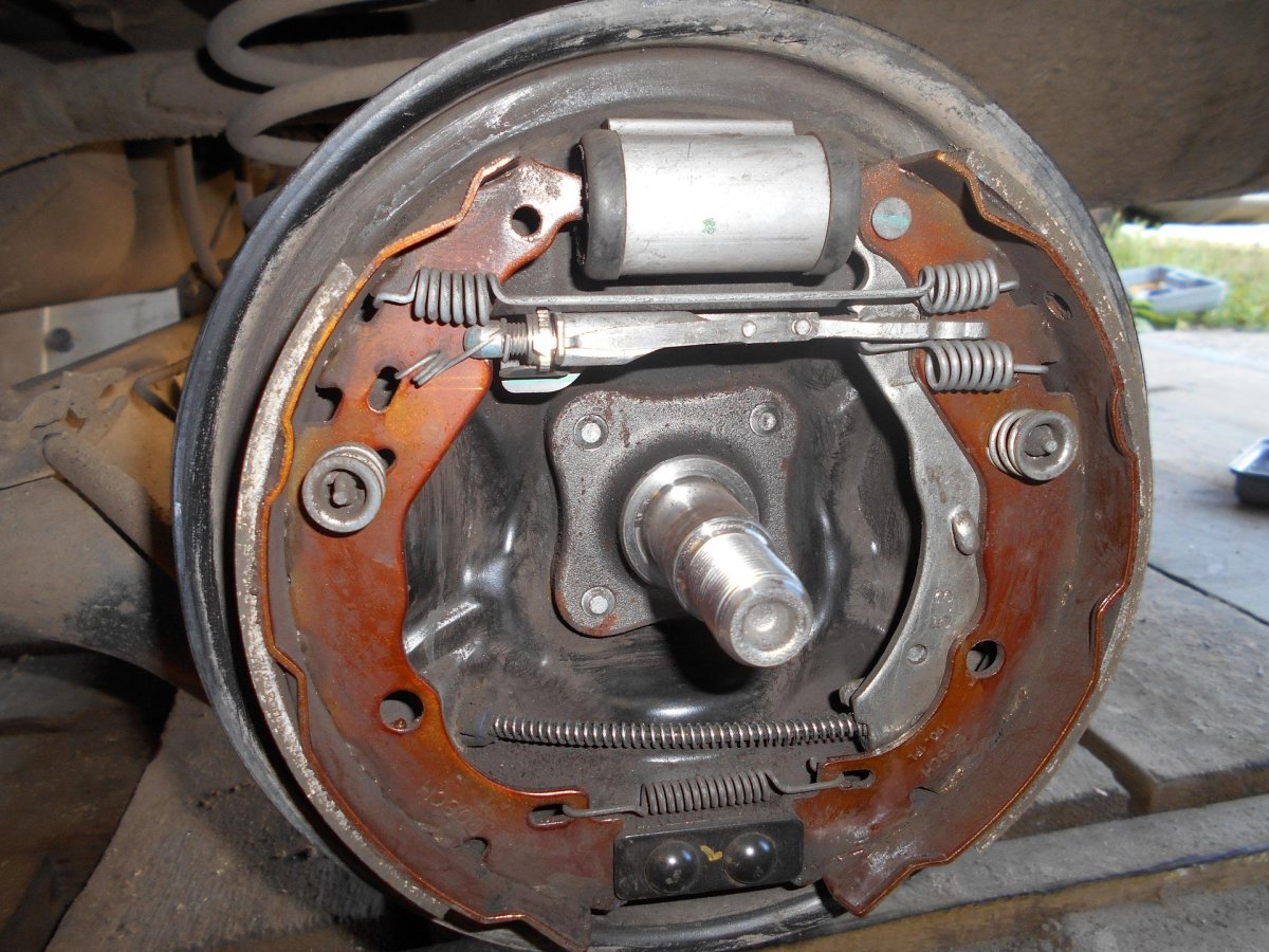 Механизм задних тормозов Рено Логан 1