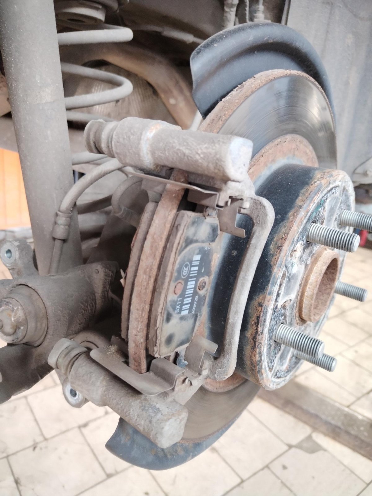 Замена задних тормозных колодок Geely Coolray