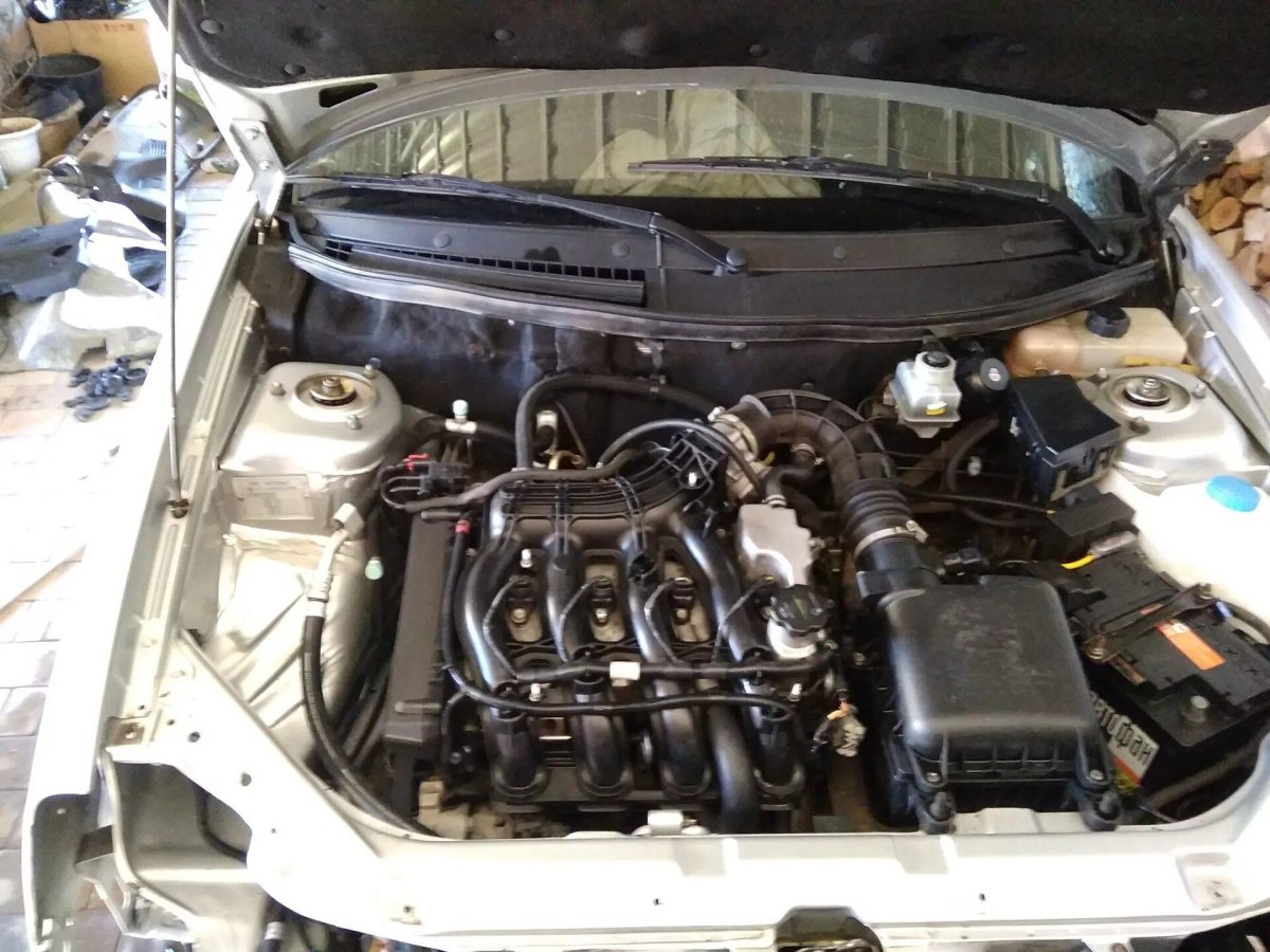 Подкапотка Приора 16