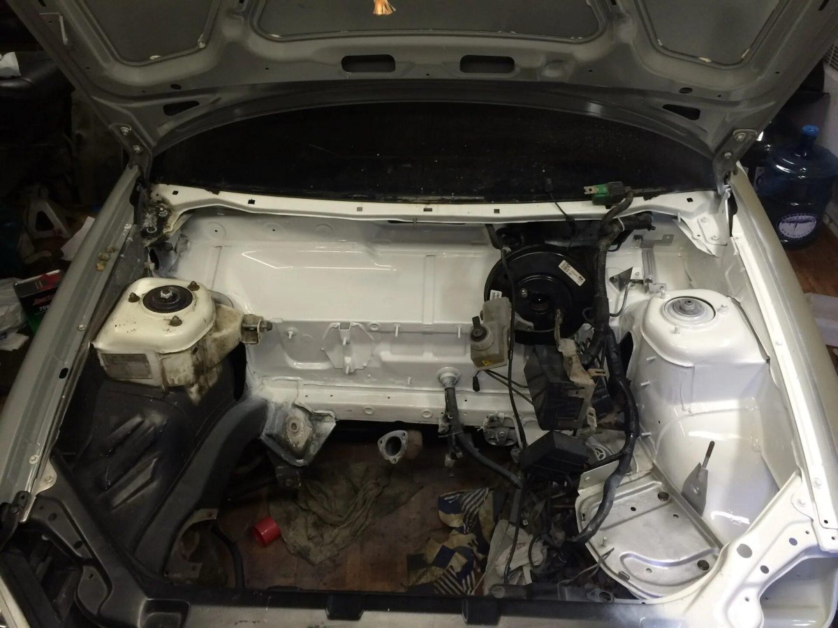 Подкапотка Лада Приора