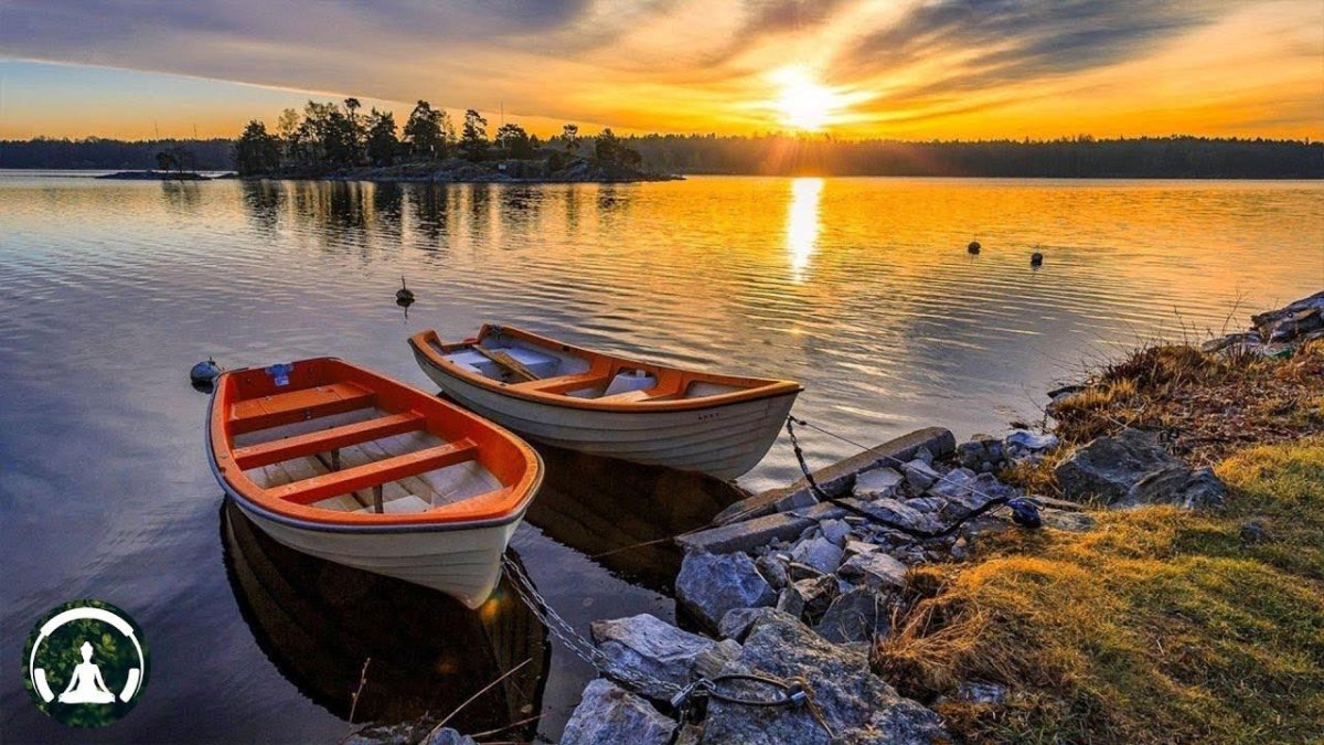 Лодка на берегу реки