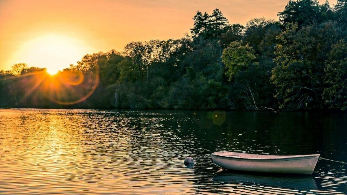 Закат на озере