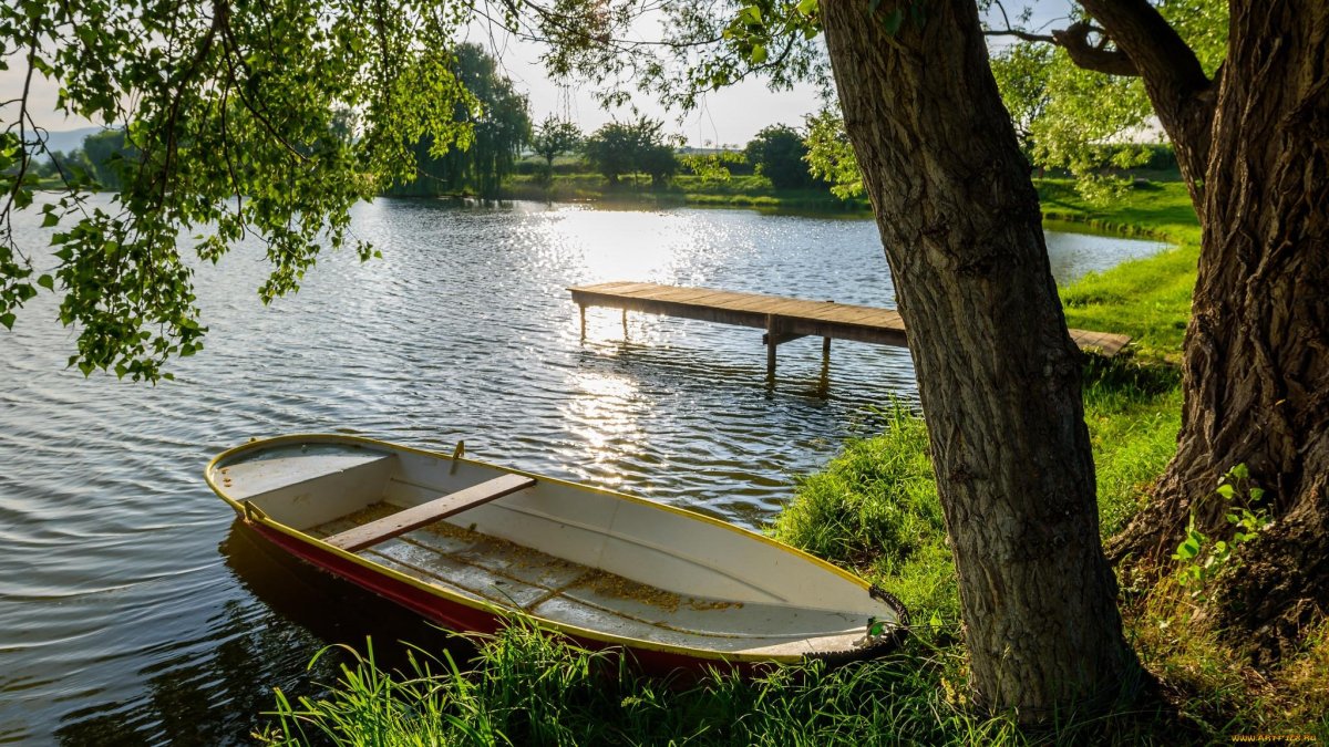 Пейзаж лодка на озере