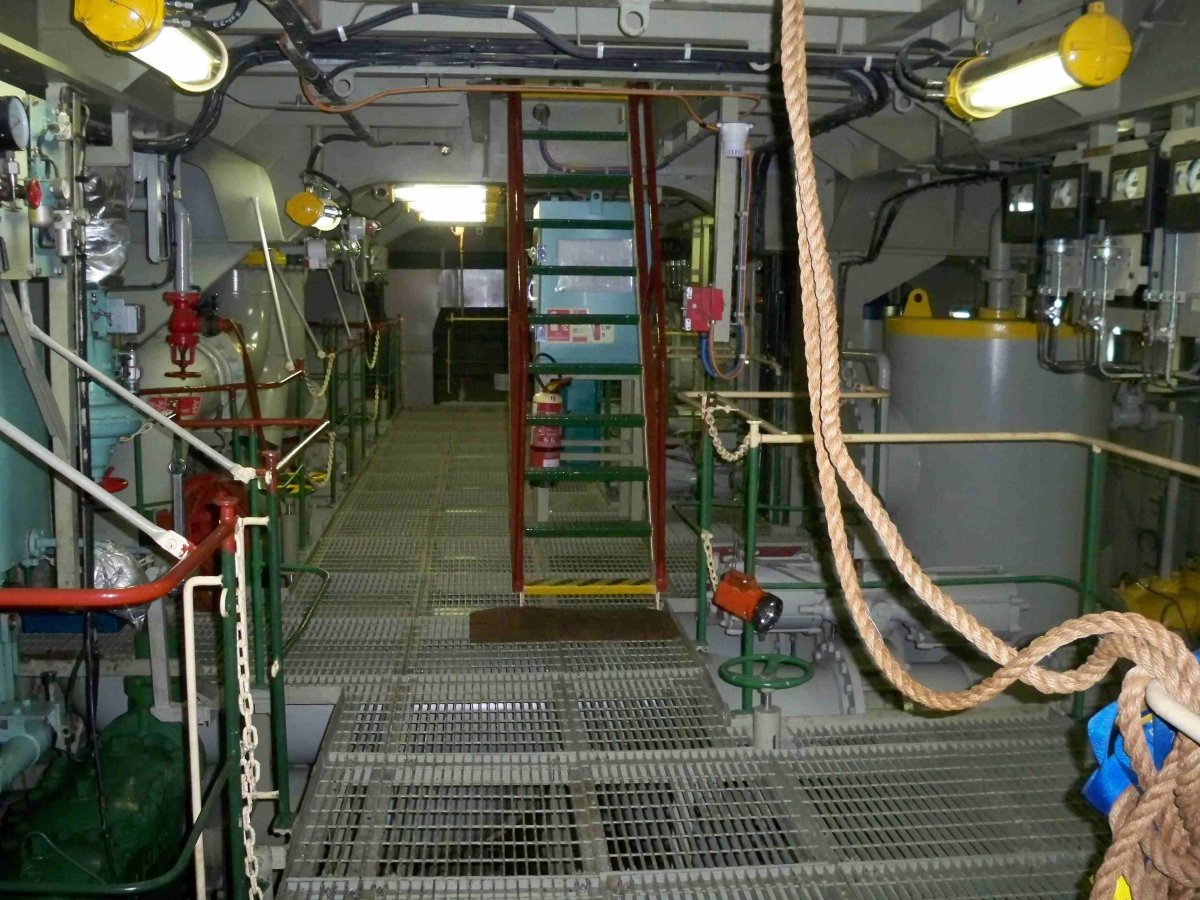 Нижняя палуба машинного отделения