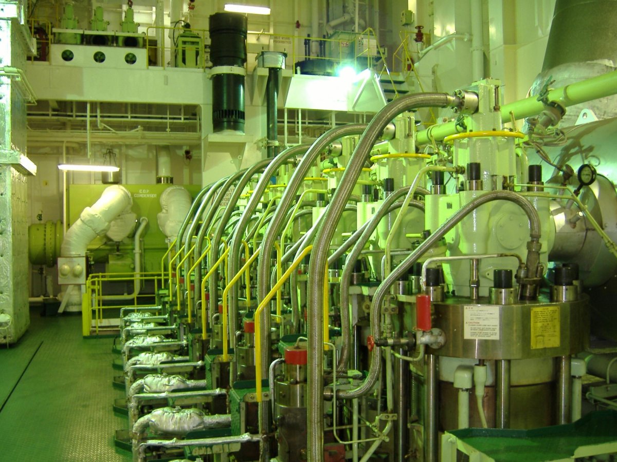 Супертанкер машинное отделение