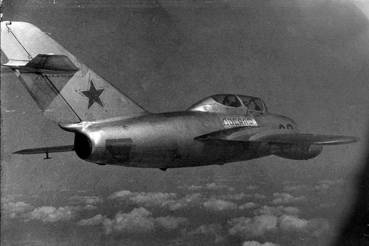 Советский истребитель "миг-15"