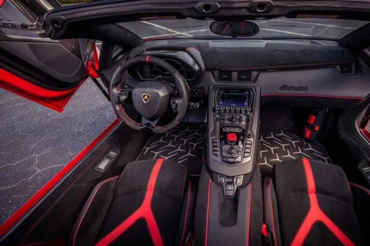 Lamborghini Aventador SV Roadster салон
