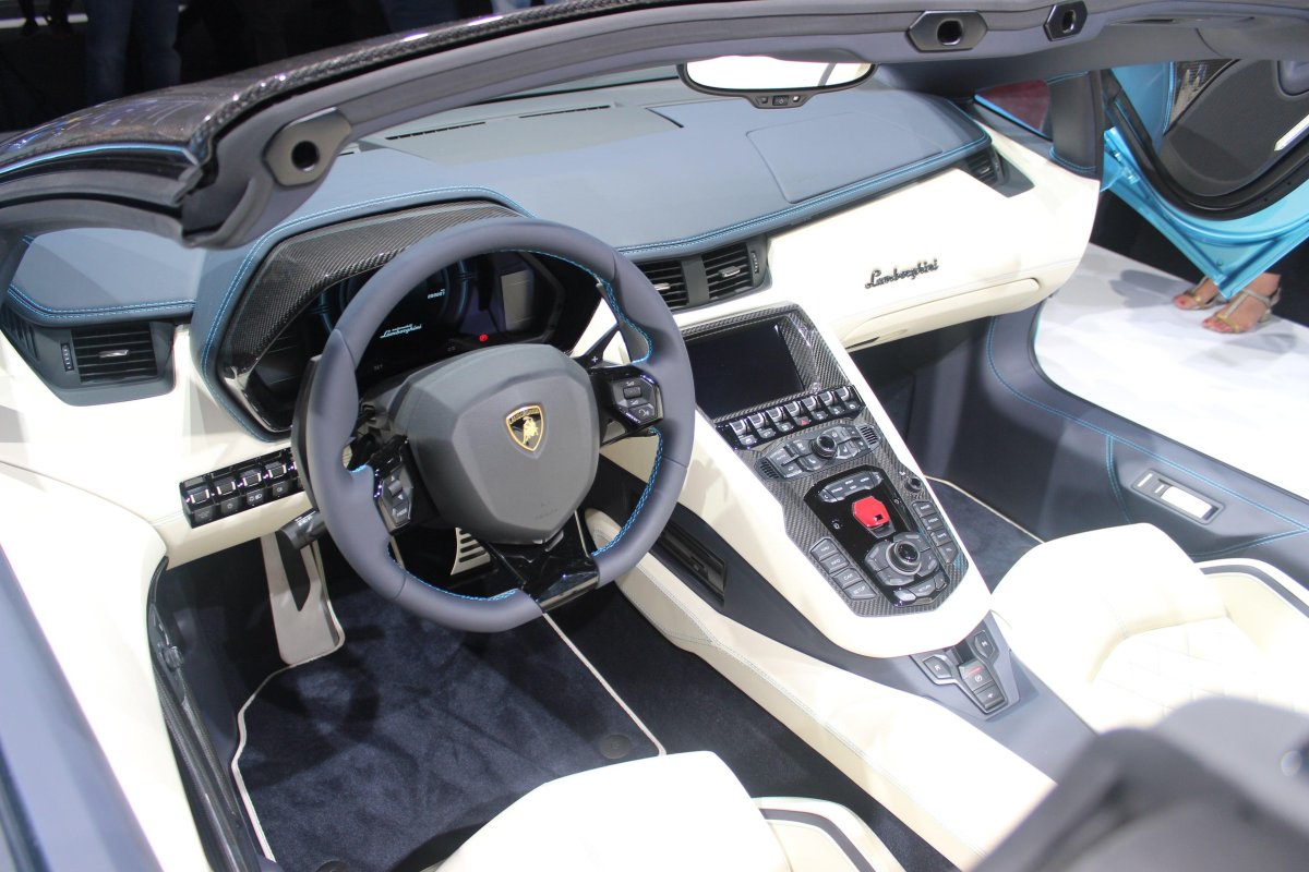 Lamborghini Aventador SVJ Roadster салон