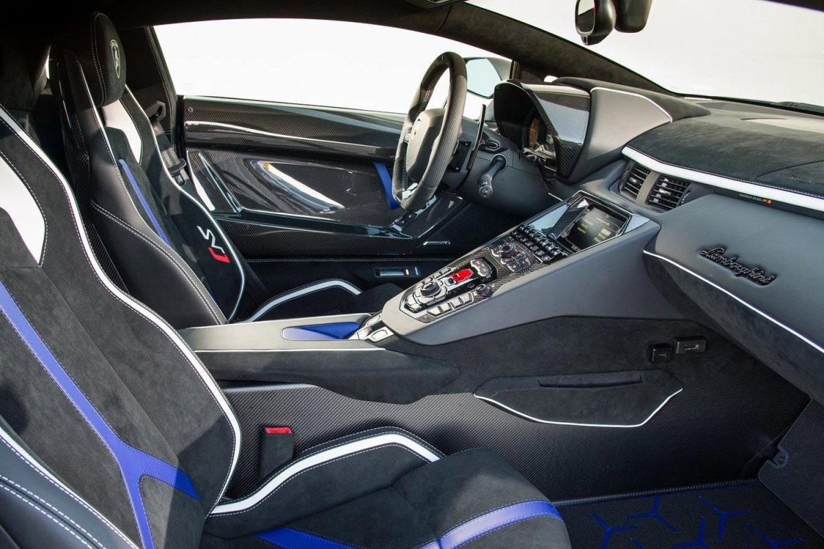 Lamborghini Aventador SVJ салон