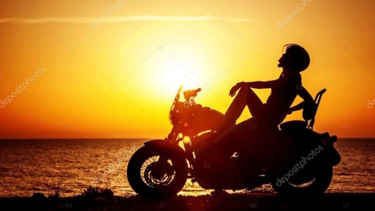 Мотоцикл на фоне моря