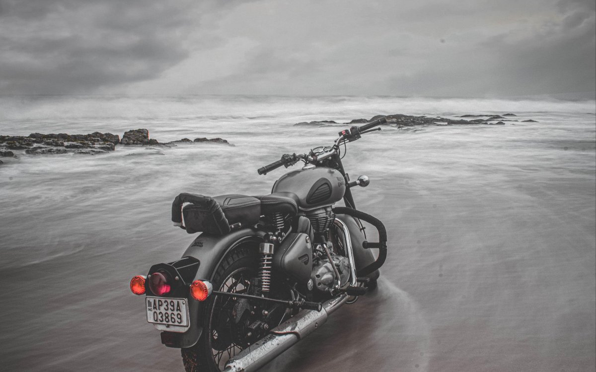 Мотоцикл на берегу мор