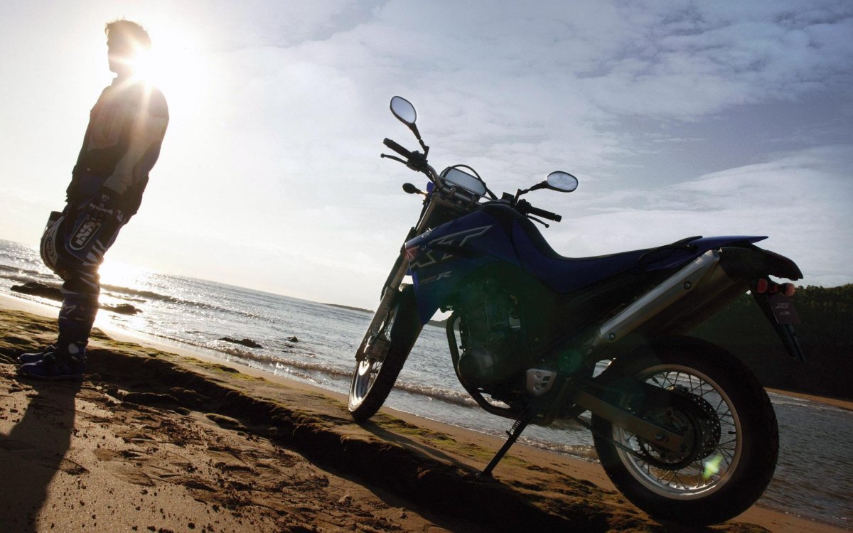 Мотоцикл на фоне моря