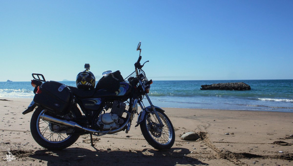 Мотоцикл на берегу