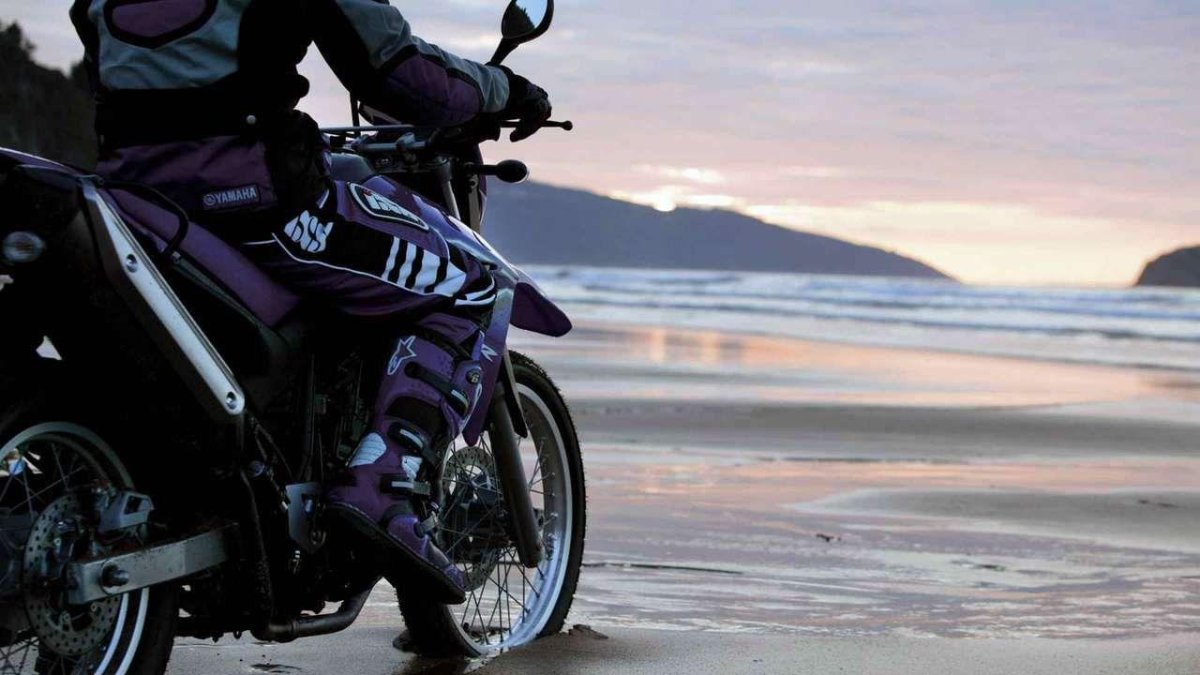 Мотоцикл на фоне моря