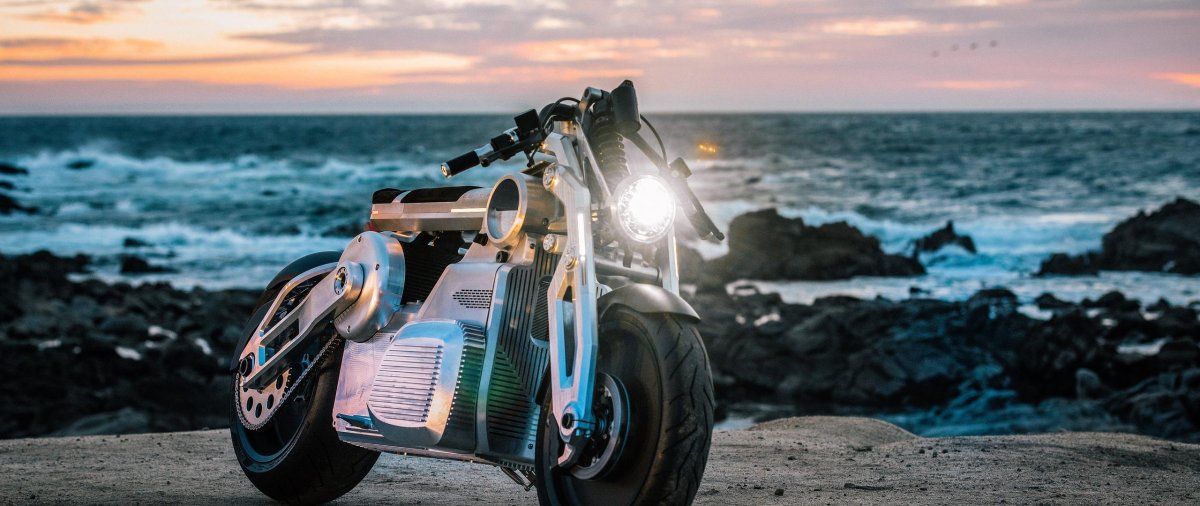 Мотоцикл на берегу моря