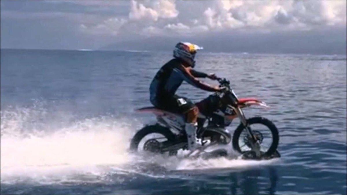 Мотоцикл едет по воде