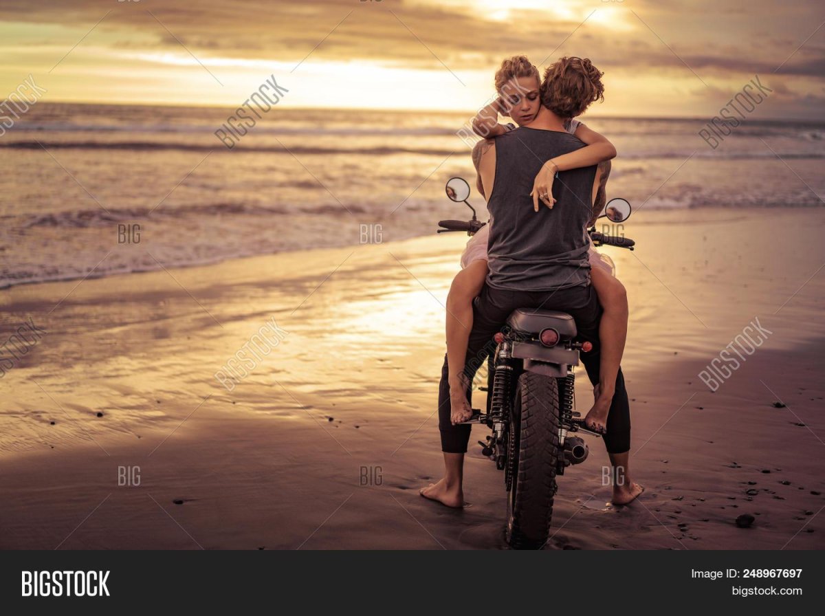 Пара на мотоцикле