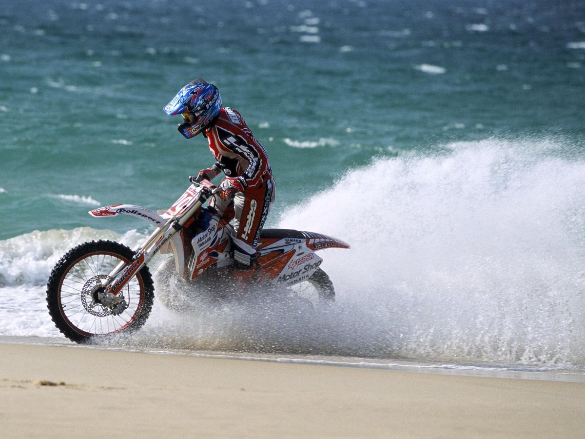 Мотоцикл на пляже