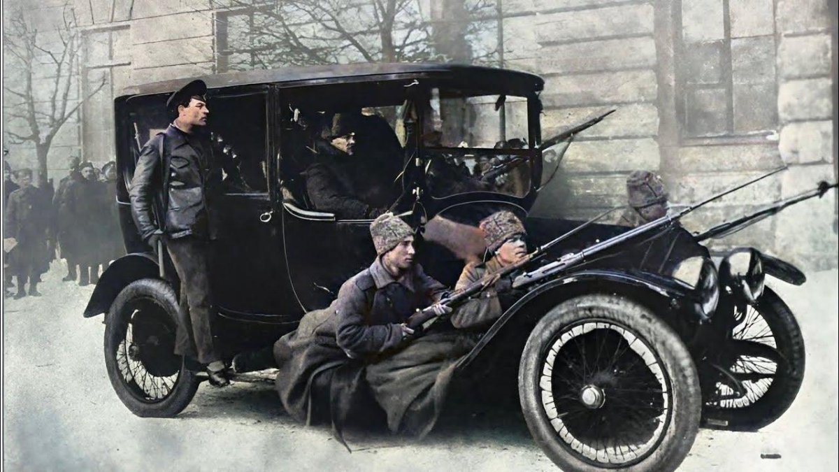 Автомобиль Ленина с охраной. 1917 Г. Петроград. Россия.