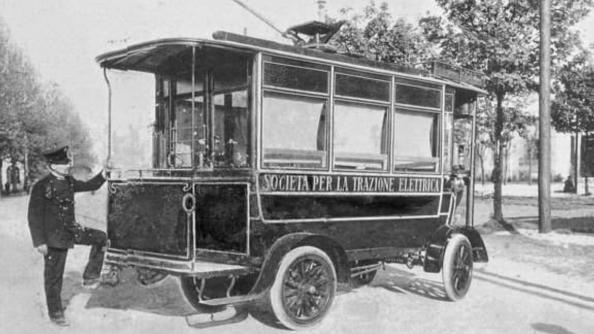 Первый троллейбус 1902