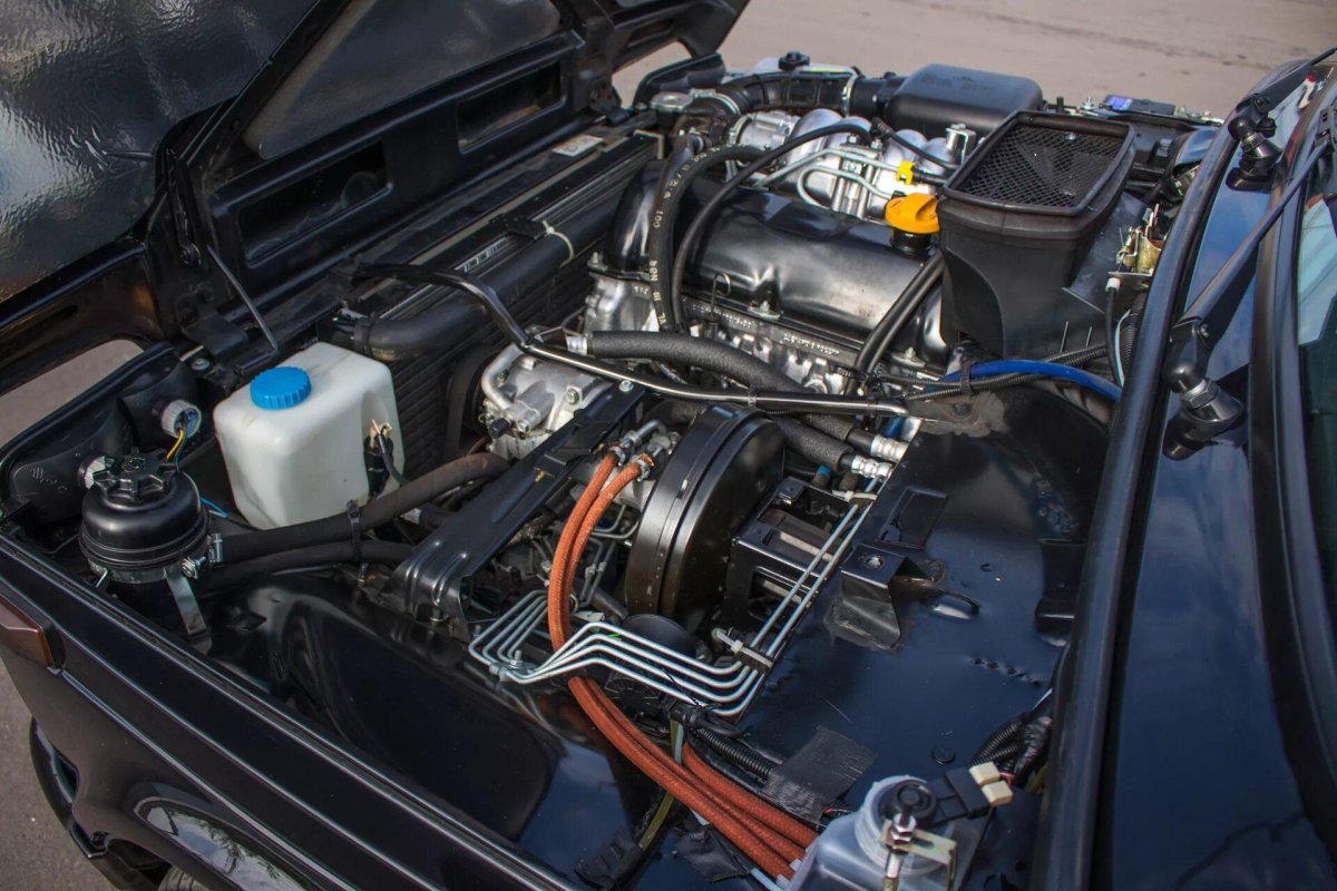 Подкапотка Нива 21214