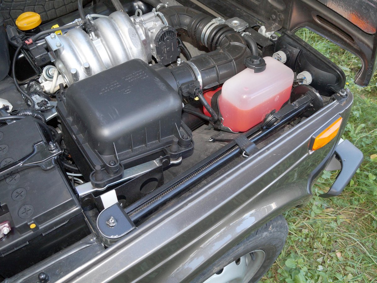 Домкрат Нива 2121 штатный под капотом