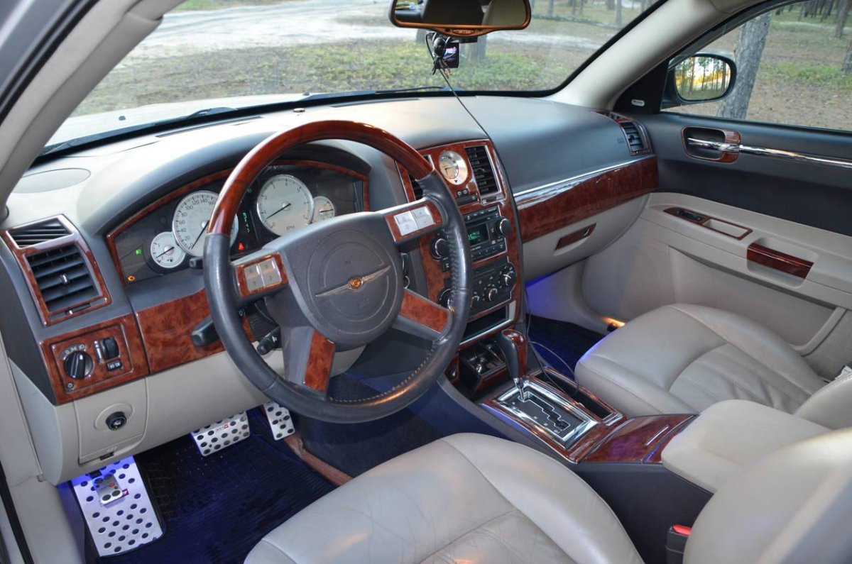 Крайслер 300с салон белый