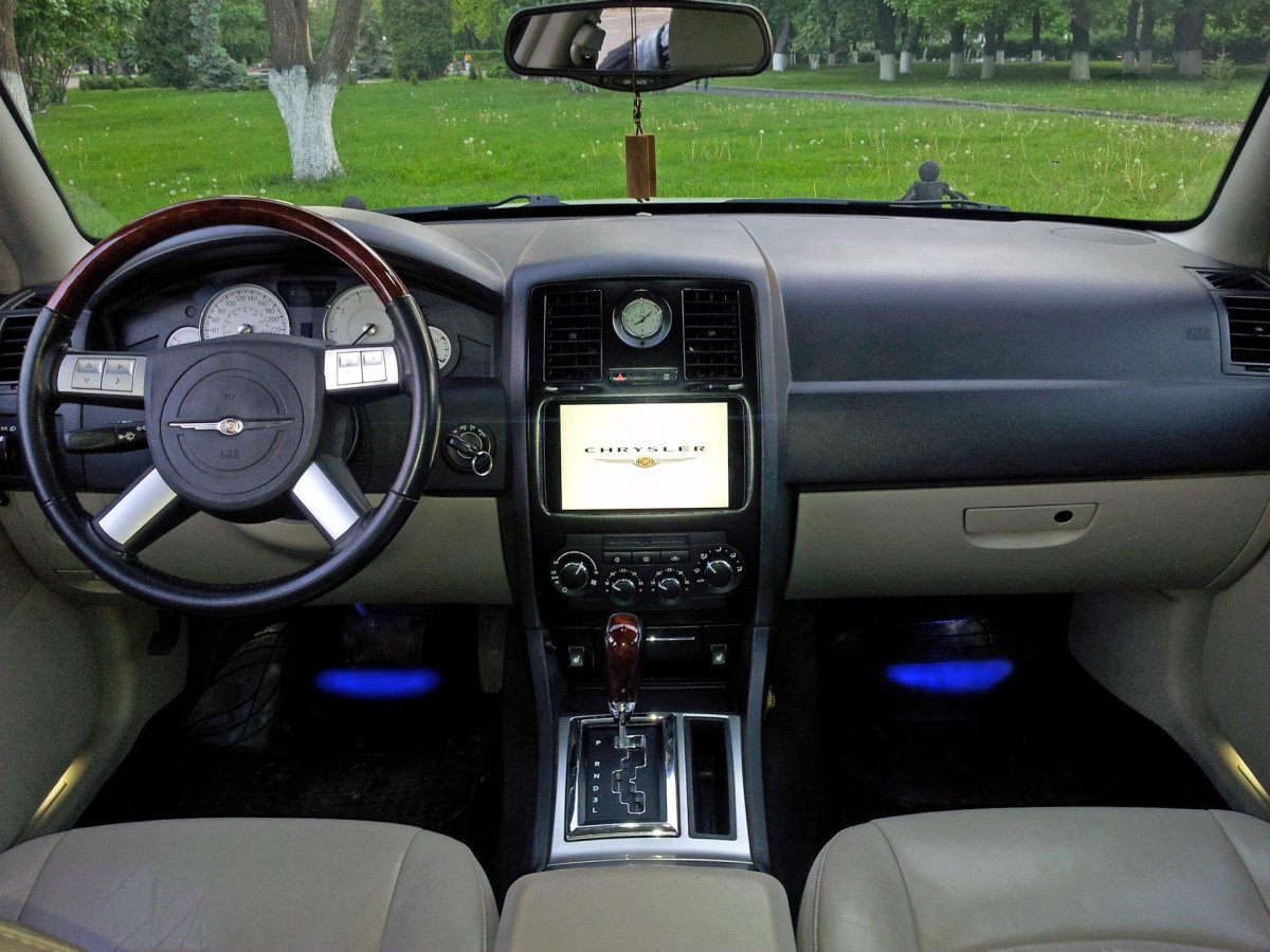 Chrysler 300c 2005 салон