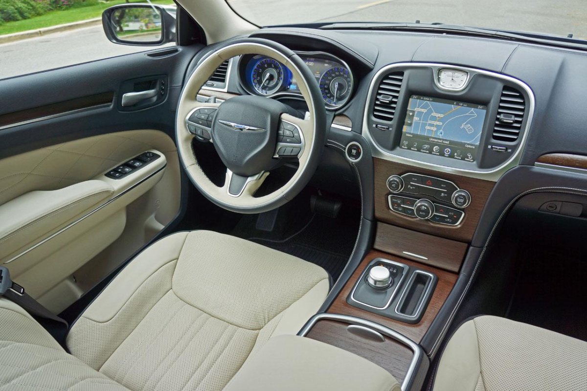 Крайслер 300с седан салон