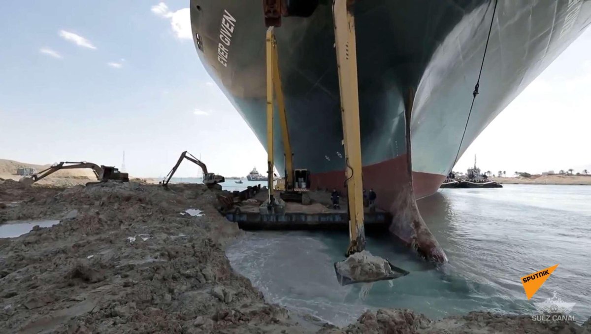 Корабль в Суэцком канале сел на мель