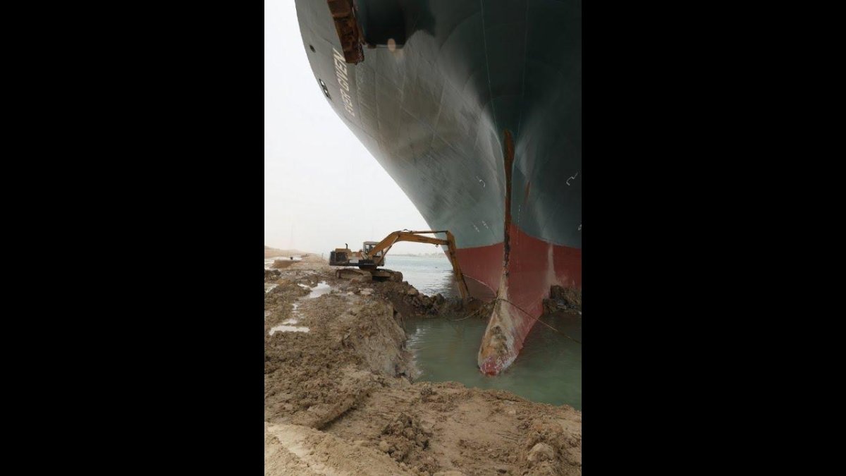 Эвергрин застрял в Суэцком канале