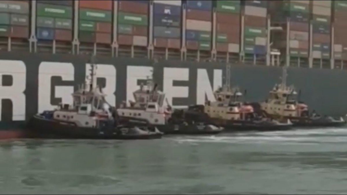 Баржа перекрыла канал Суэцкий