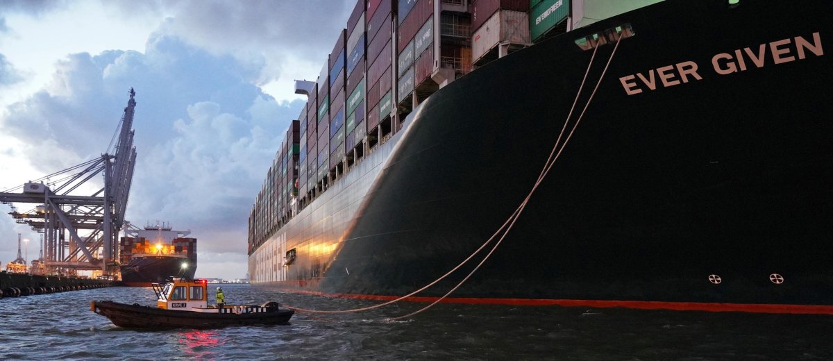 Ever given в Гамбурге фото