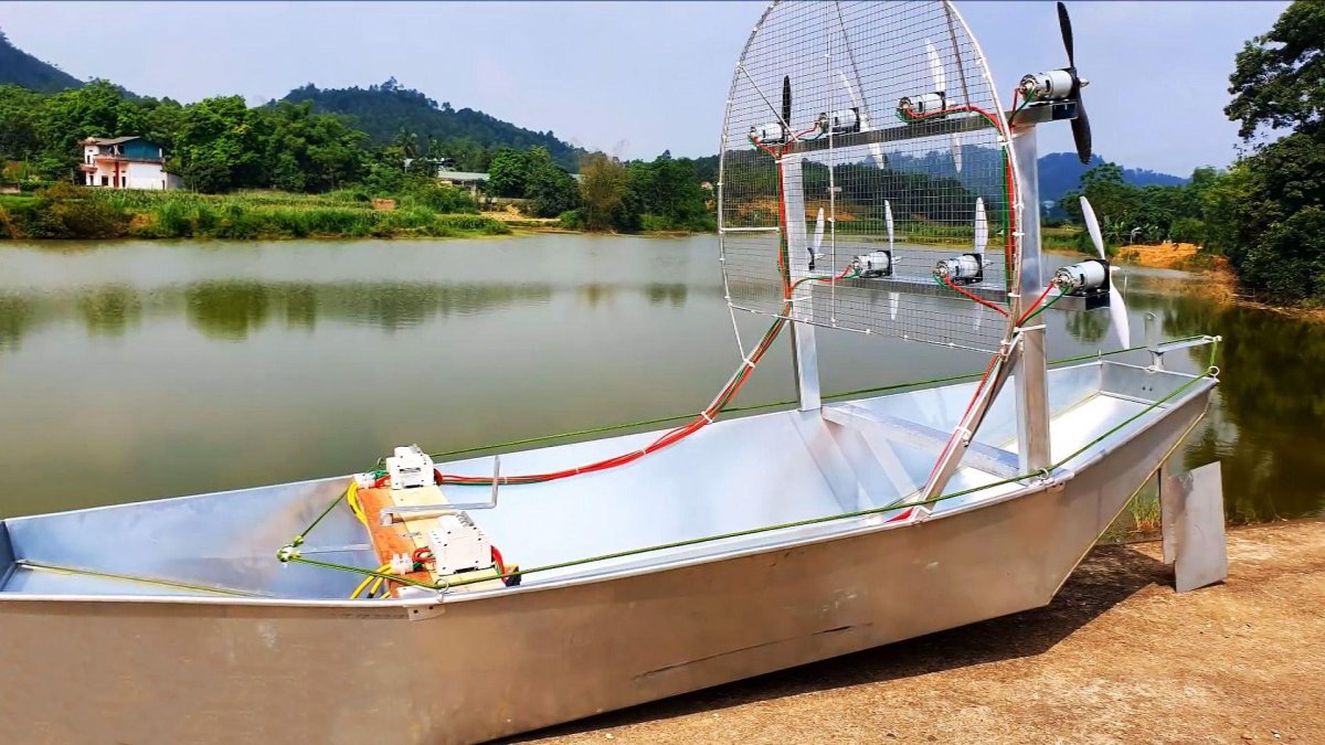 Лодка с пропеллером