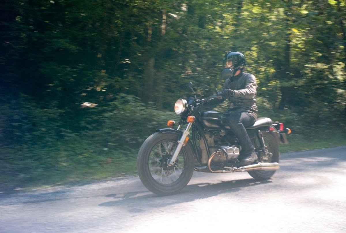 Мотоцикл Урал с водителем