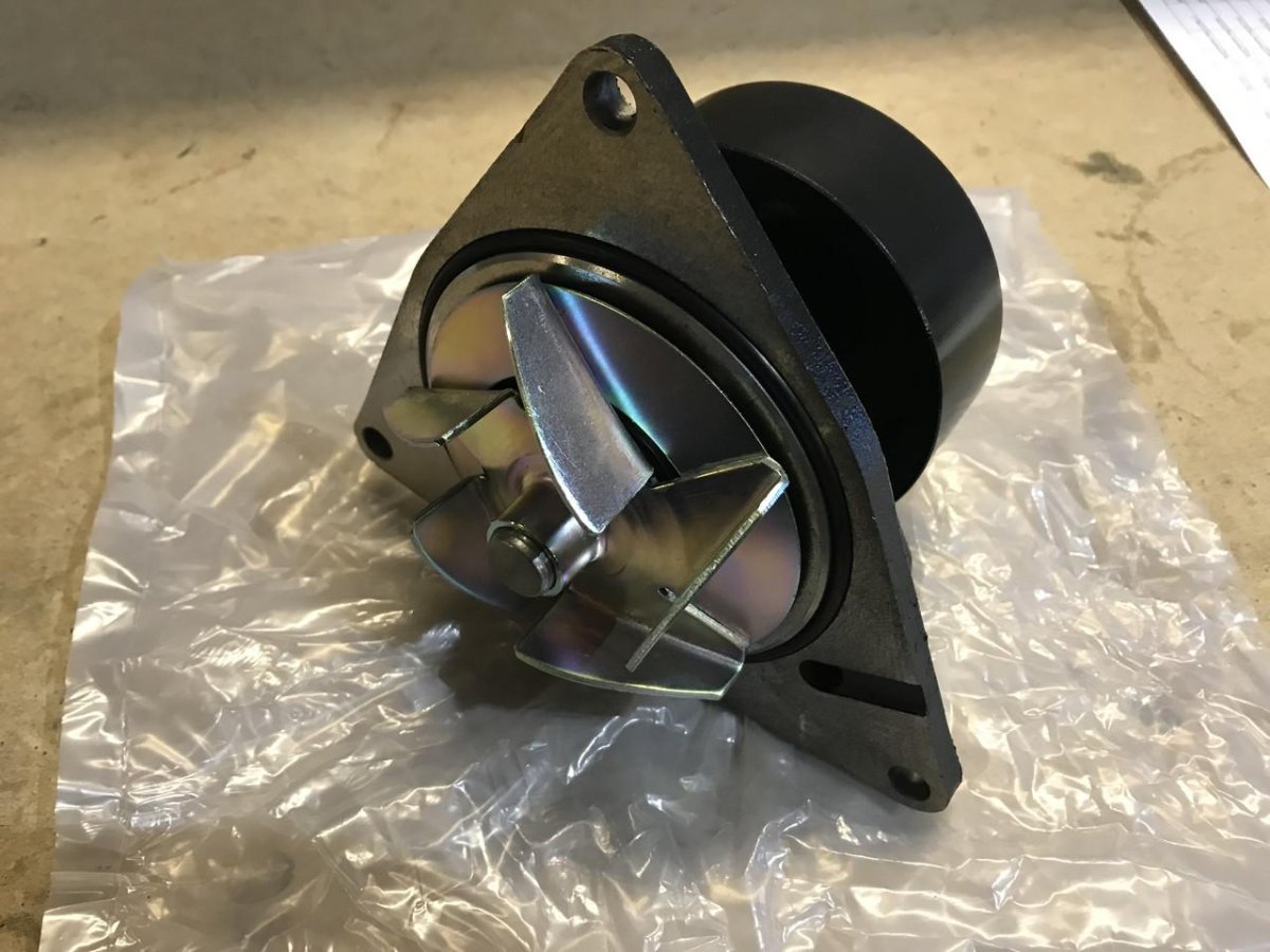 Насос водяной cummins 4934058