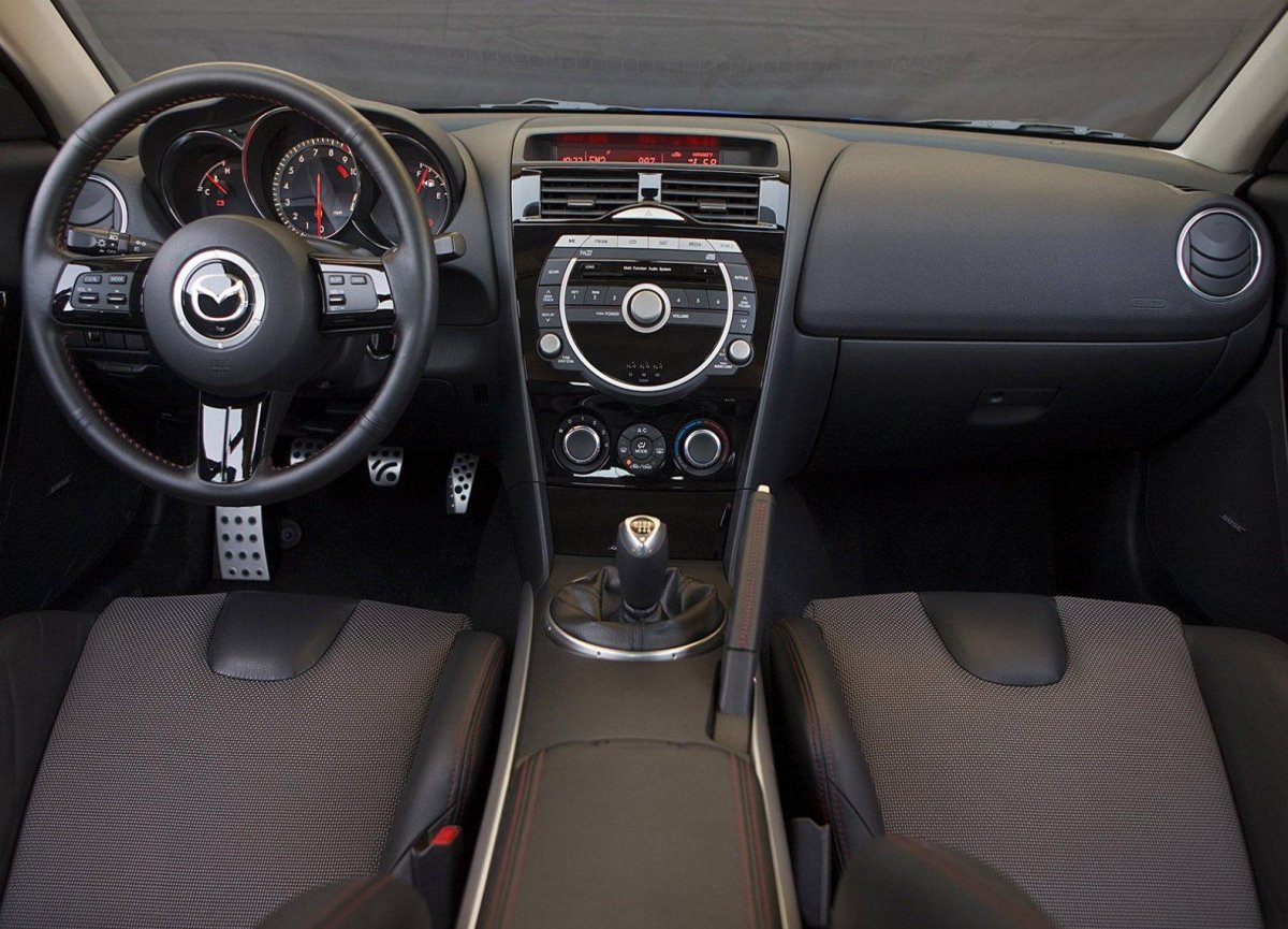 Mazda RX 8 Рестайлинг салон
