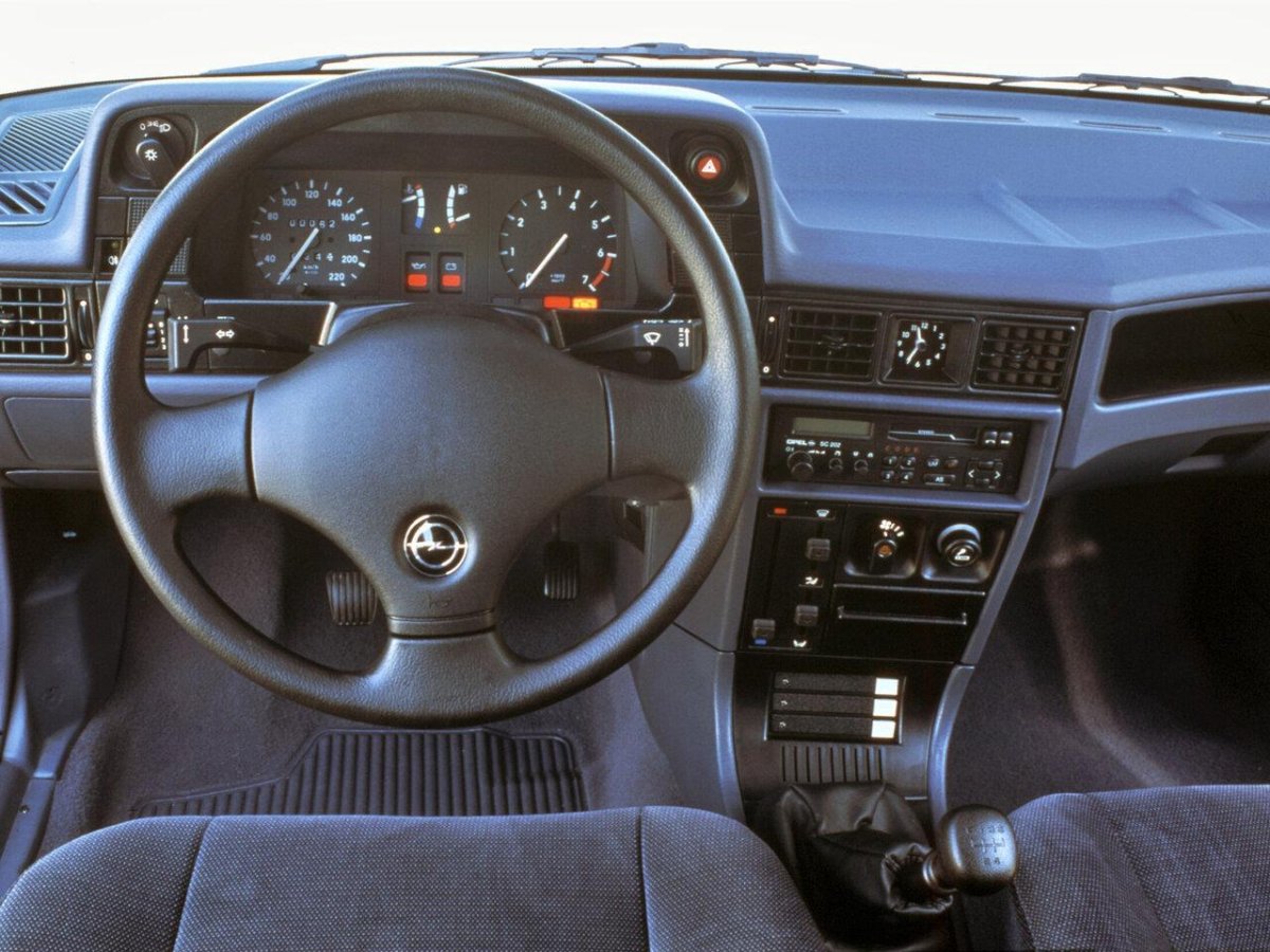 Салон Опель Кадетт 1986