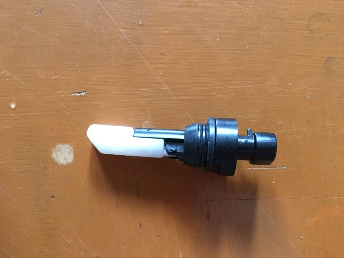 Датчик омывающей жидкости Лансер 10