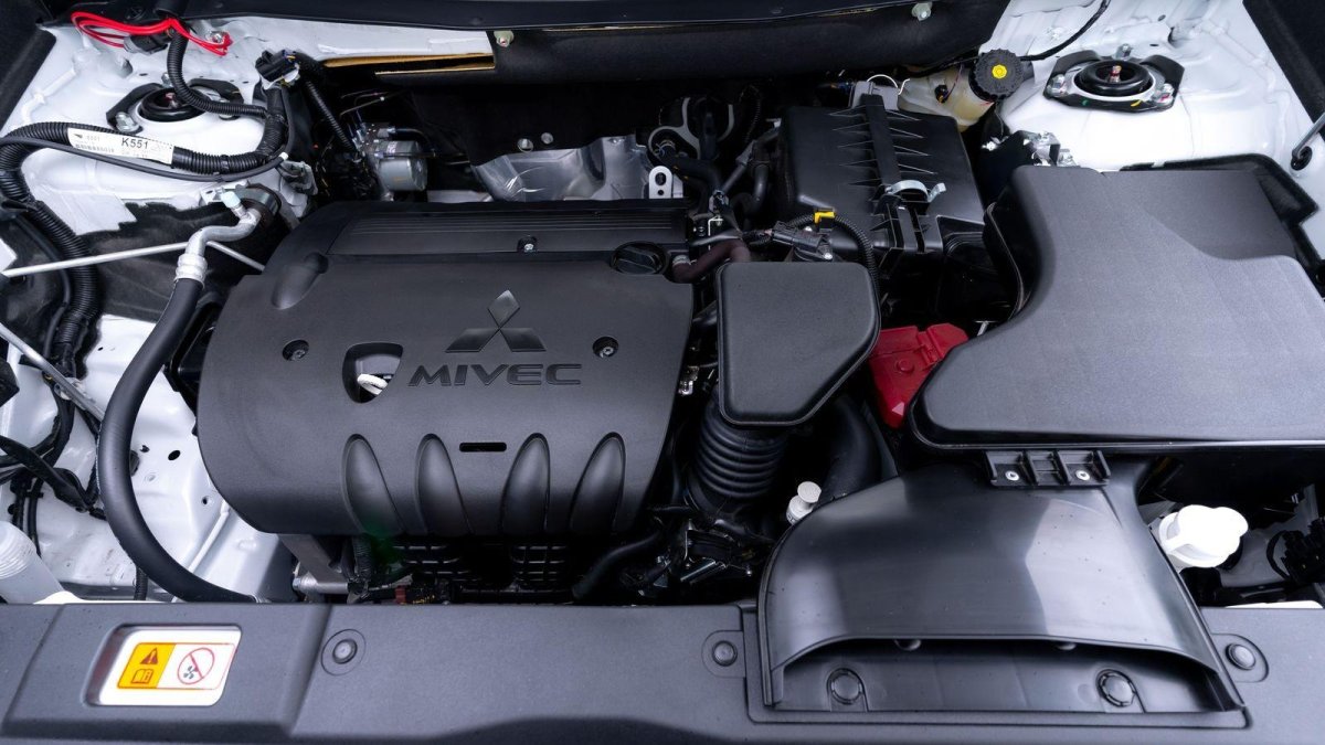 Митсубиси Аутлендер моторный отсек