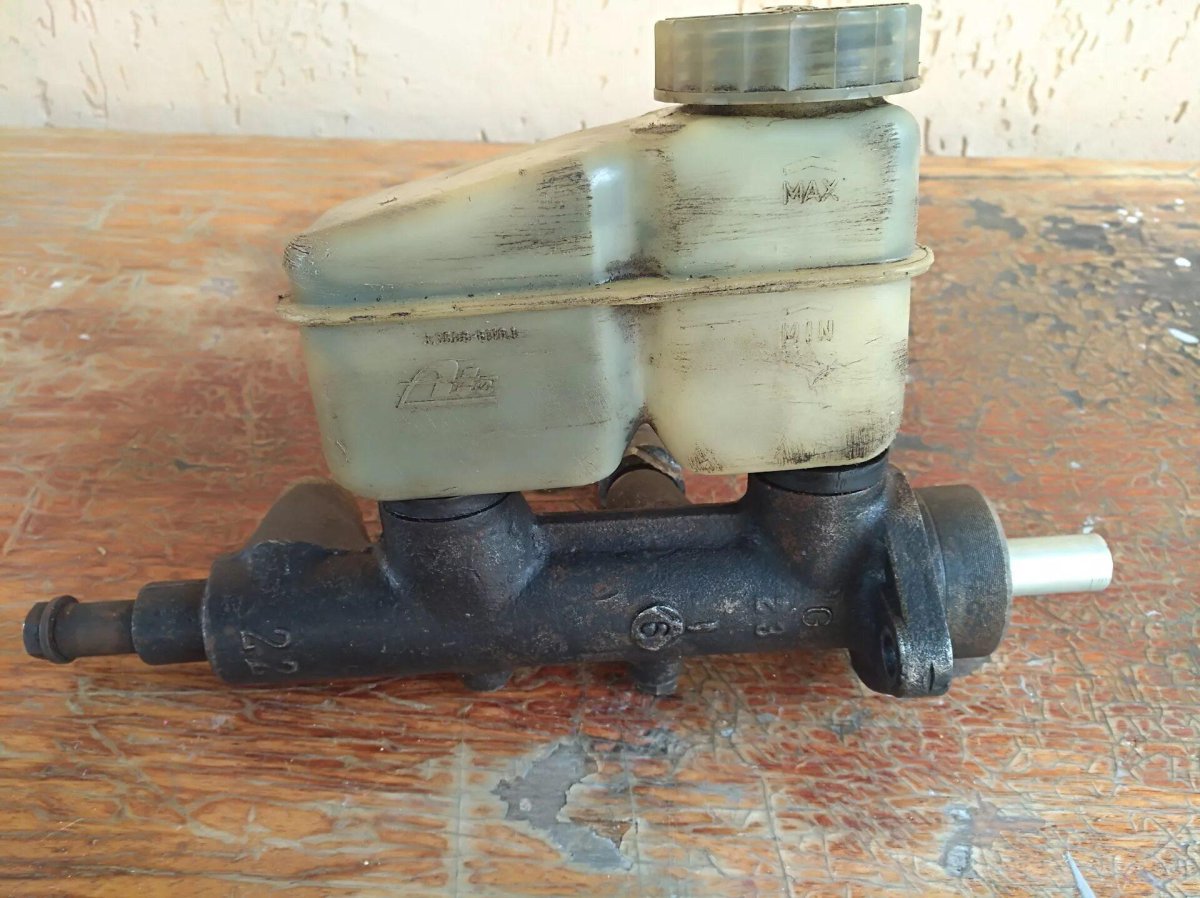 Главный тормозной цилиндр Опель Вектра а