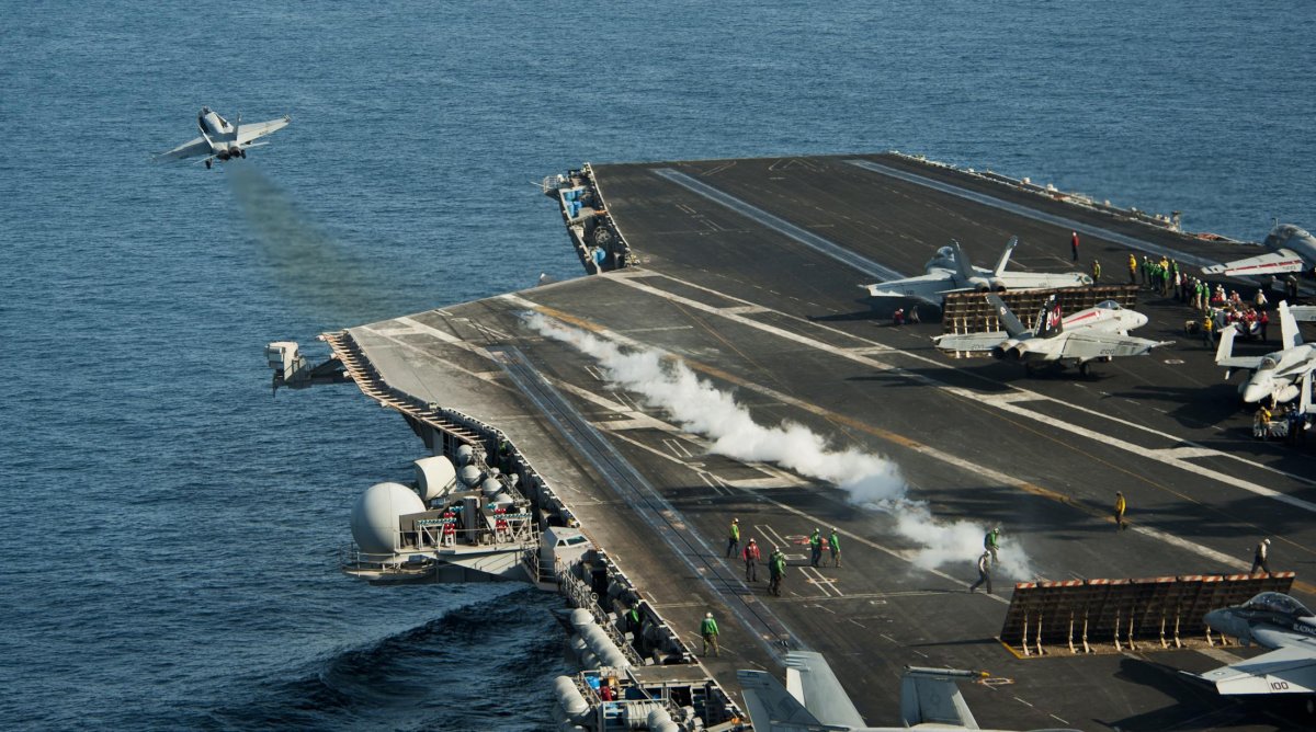 F / A-18 Hornet пролетает над Сан-Диего и USS John c. Stennis.