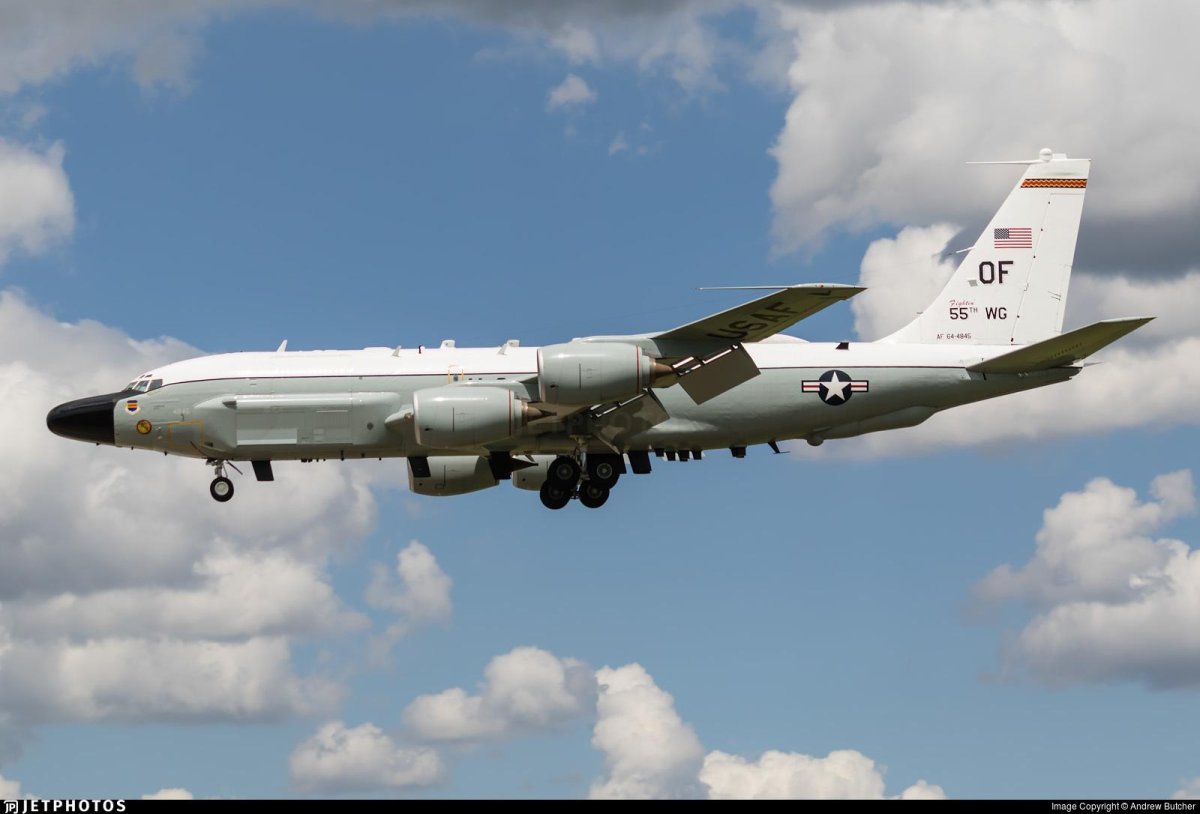 Разведывательного самолета RC-135