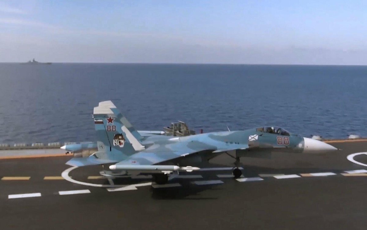 Истребитель корабельного базирования Су-33