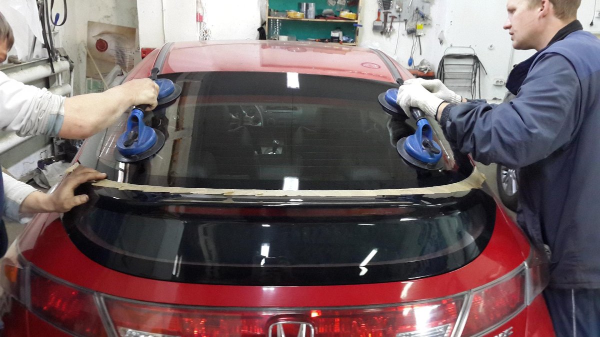 Заднее стекло автомобиля