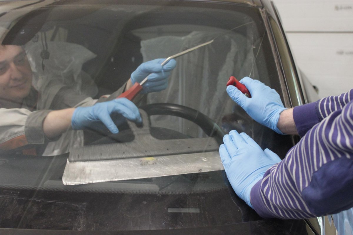 Замена лобового стекла рядом со мной